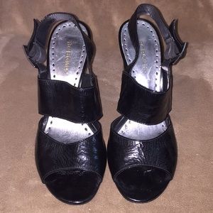 BCBGirls Sz 10B blk leather 4.25” heeled sandal